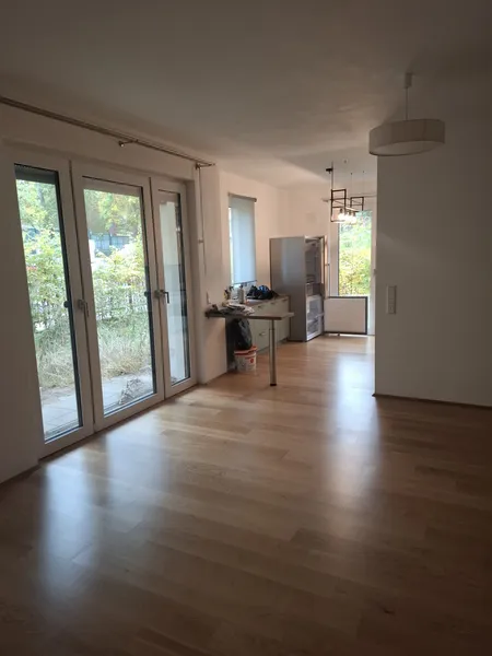 Helle 3-Zimmerwohnung im Hochparterre mit Einbauküche, 2 Terrassen und Garten zu vermieten. — photo 1